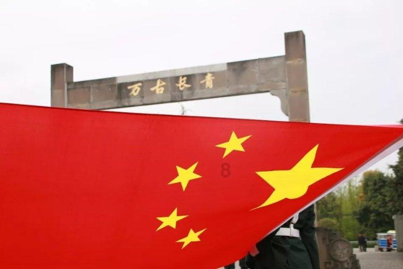山东千年古墓,棺中积水清澈见底,墓主人全身漆黑,他是谁